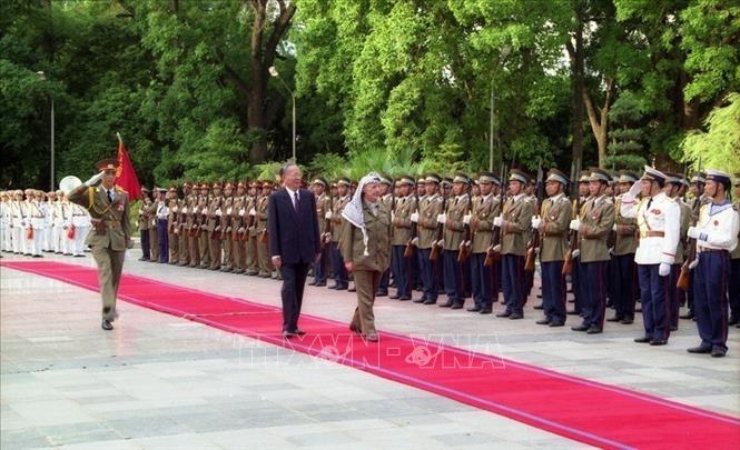 Trong nhiệm kỳ của mình, Chủ tịch nước Lê Đức Anh đã cùng bộ Chính trị chỉ đạo sát sao các bộ, ngành để mở rộng quan hệ với các nước. Trong ảnh: Chủ tịch nước Lê Đức Anh và Tổng thống Palestine Yasser Arafat duyệt đội danh dự tại Lễ đón ở Phủ Chủ tịch trong chuyến thăm Việt Nam (19/6/1996). Ảnh: Kim Hùng – TTXVN