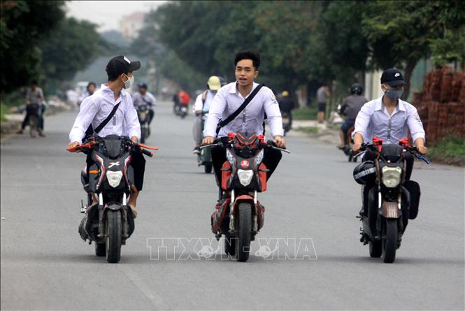 Trong ảnh: Học sinh đi xe máy điện dàn hàng ngang trên đường 10B đoạn qua thị trấn Vũ Thư, tỉnh Thái Bình. Ảnh: Thế Duyệt – TTXVN