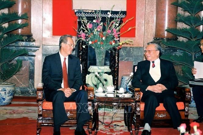 Trong nhiệm kỳ của mình, Chủ tịch nước Lê Đức Anh đã cùng bộ Chính trị chỉ đạo sát sao các bộ, ngành để mở rộng quan hệ với các nước. Trong ảnh: Chủ tịch nước Lê Đức Anh tiếp Thủ tướng Singapore Goh Chok Tong sang thăm Việt Nam (3/3/1994). Ảnh: Minh Ðạo – TTXVN