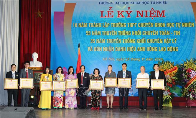 Trong ảnh: Các cá nhân có thành tích xuất sắc trong công tác nhận Bằng khen của Giám đốc Đại học Quốc Gia Hà Nội . Ảnh: Thanh Tùng - TTXVN 