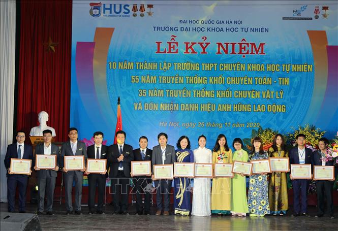 Trong ảnh: Các cá nhân có thành tích xuất sắc trong công tác nhận Bằng khen của Bộ trưởng Bộ Giáo dục và Đào tạo. Ảnh: Thanh Tùng - TTXVN 