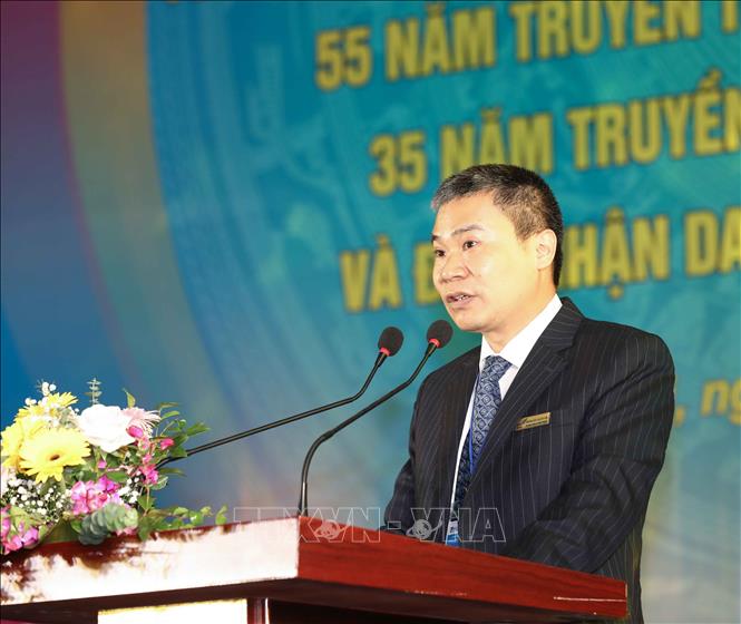 Trong ảnh: TS. Lê Công Lợi, Hiệu trưởng trường THPT Chuyên Khoa học tự nhiên phát biểu ôn lại truyền thống lịch sử của nhà trường. Ảnh: Thanh Tùng - TTXVN 