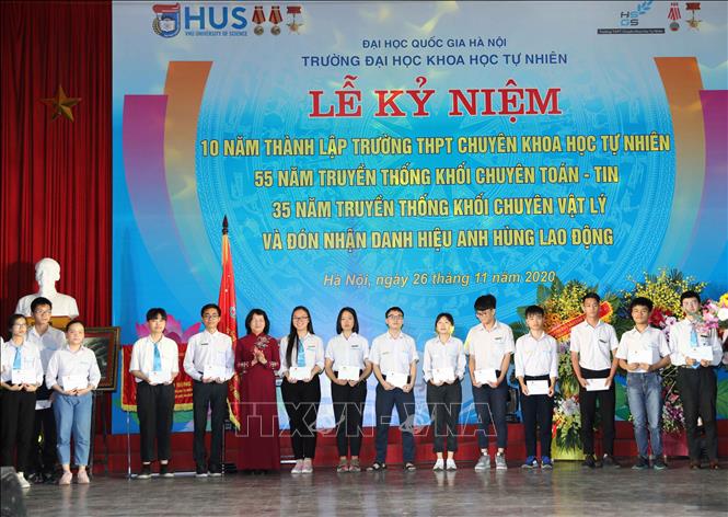  Trong ảnh: Phó Chủ tịch nước Đặng Thị Ngọc Thịnh tặng thưởng cho các em học sinh có hoàn cảnh khó khăn vươn lên trong học tập. Ảnh: Thanh Tùng - TTXVN