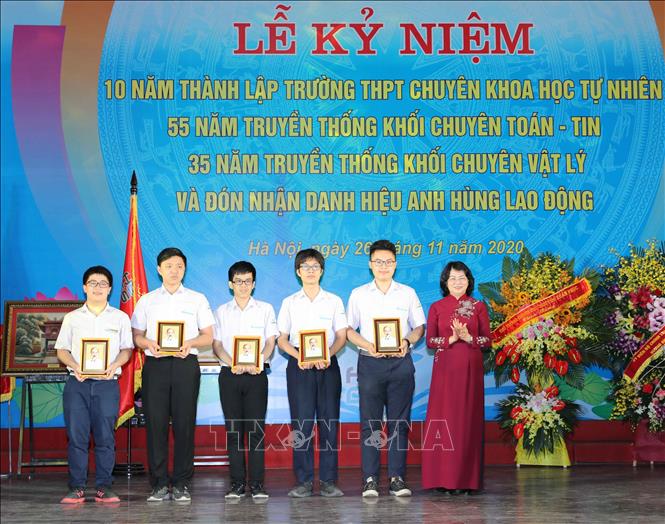 Trong ảnh: Phó Chủ tịch nước Đặng Thị Ngọc Thịnh tặng thưởng cho các em học sinh đạt thành tích trong các kỳ thi Olympic quốc tế. Ảnh: Thanh Tùng - TTXVN