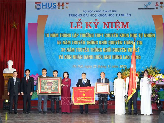 Trong ảnh: Phó Chủ tịch nước Đặng Thị Ngọc Thịnh trao danh hiệu Anh hùng lao động và tặng bức tranh Khuê Văn Các cho Trường THPT Chuyên Khoa học tự nhiên. Ảnh: Thanh Tùng - TTXVN 