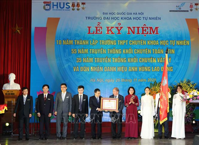 Trong ảnh: Phó Chủ tịch nước Đặng Thị Ngọc Thịnh trao danh hiệu Anh hùng lao động cho Trường THPT Chuyên Khoa học tự nhiên. Ảnh: Thanh Tùng - TTXVN 