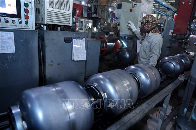 Trong ảnh: Dây chuyền sản xuất bình gas xuất khẩu tại Công ty TNHH Công nghiệp  Tân Phong An. Ảnh: Danh Lam - TTXVN