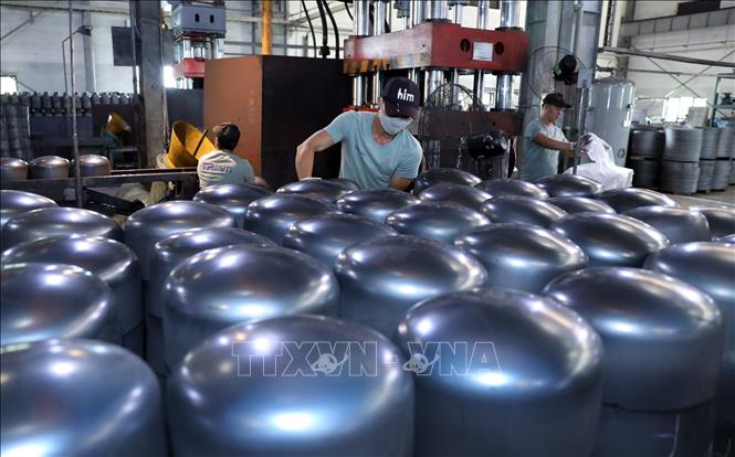 Trong ảnh: Dây chuyền sản xuất bình gas xuất khẩu tại Công ty TNHH Công nghiệp  Tân Phong An. Ảnh: Danh Lam - TTXVN