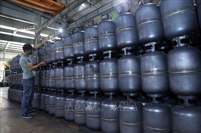Trong ảnh: Dây chuyền sản xuất bình gas xuất khẩu tại Công ty TNHH Công nghiệp Tân Phong An. Ảnh: Danh Lam-TTXVN