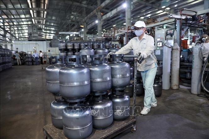 Trong ảnh: Dây chuyền sản xuất bình gas xuất khẩu tại Công ty TNHH Công nghiệp Tân Phong An. Ảnh: Danh Lam-TTXVN