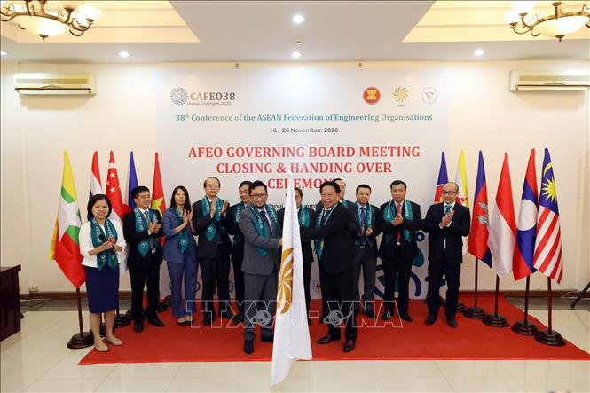 Trong ảnh: TSKH. Nghiêm Vũ Khải, Phó Chủ tịch Liên hiệp các hội Khoa học và Kỹ thuật Việt Nam (VUSTA) chuyển giao Cờ đăng cai CAFEO cho PUJA (Hội kỹ sư Brunei) theo hình thức trực tuyến. Ông Ahmad Iskandar Hj Bahar, Bí thư thứ hai Đại sứ quán Brunei Darussalam thay mặt cho PUJA nhận Cờ. Ảnh: Anh Tuấn – TTXVN