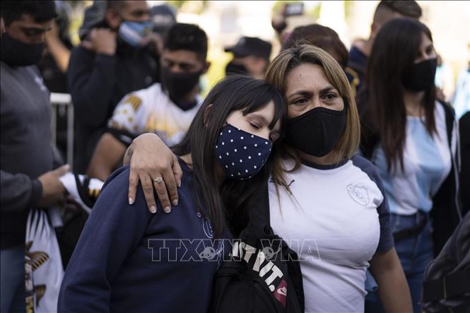 Trong ảnh: Người hâm mộ xếp hàng vào tiễn biệt huyền thoại bóng đá Diego Maradona tại tang lễ của ông ở Buenos Aires, Argentina ngày 26/11/2020. Ảnh: THX/TTXVN