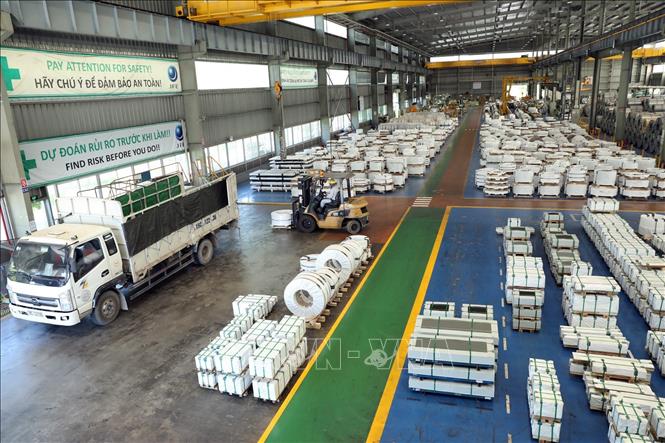 Trong ảnh: Sản xuất thép cuộn xuất khẩu tại Công ty TNHH Thép JFE Shoji Hải Phòng, vốn đầu tư Nhật Bản, tại Khu công nghiệp đô thị VSIP Hải Phòng. Ảnh: Danh Lam - TTXVN