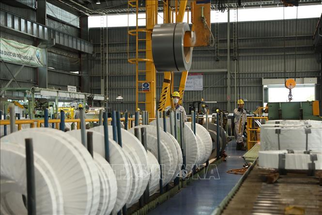 Trong ảnh: Sản xuất thép cuộn xuất khẩu tại Công ty TNHH Thép JFE Shoji Hải Phòng, vốn đầu tư Nhật Bản, tại Khu công nghiệp đô thị VSIP Hải Phòng. Ảnh: Danh Lam - TTXVN