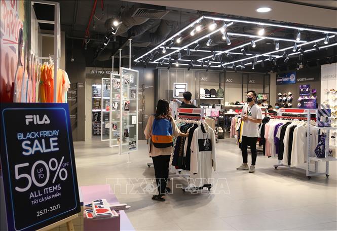 Trong ảnh: Giảm giá tới 50% để kích cầu tại một cửa hàng trong dịp 