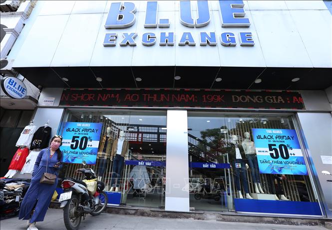 Trong ảnh: Một cửa hàng giảm giá hơn 50% trên phố Chùa Bộc. Ảnh: Hoàng Hiếu - TTXVN