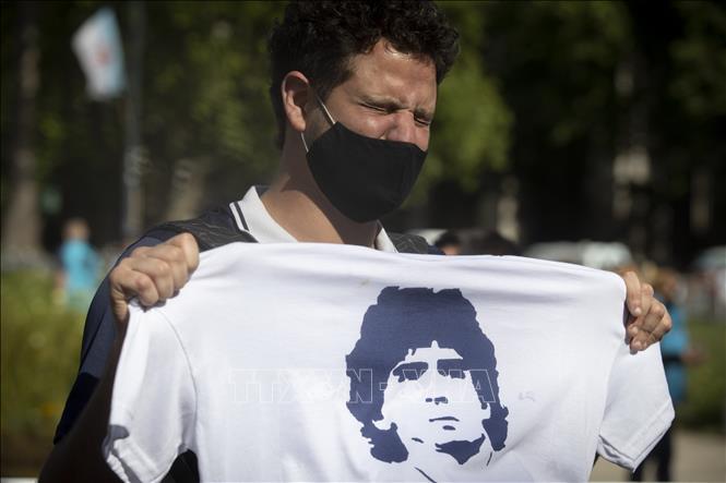 Trong ảnh: Người hâm mộ chờ tiễn biệt huyền thoại bóng đá Diego Maradona tại tang lễ của ông ở Buenos Aires, Argentina ngày 26/11/2020. Ảnh: THX/TTXVN