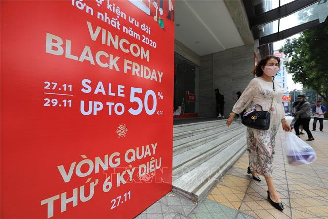 Trong ảnh: Tại các trung tâm thương mại lớn như Vincom ghi nhận lượng người mua trong dịp Black Friday năm nay giảm mạnh. Ảnh: Thành Đạt - TTXVN