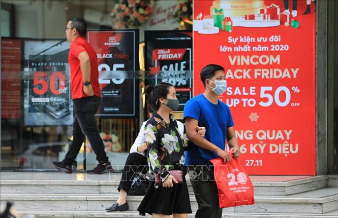 Trong ảnh: Tại các trung tâm thương mại lớn như Vincom ghi nhận lượng người mua trong dịp Black Friday năm nay giảm mạnh. Ảnh: Thành Đạt - TTXVN