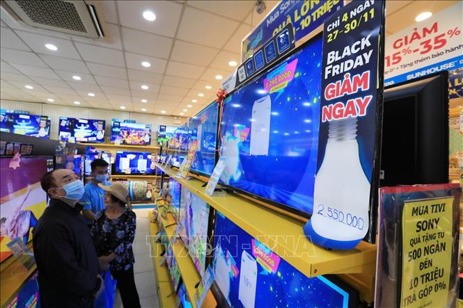 Trong ảnh: Trong dịp Black Friday một số mặt hàng điện tử giảm giá mạnh để thu hút khách hàng. Ảnh: Thành Đạt - TTXVN