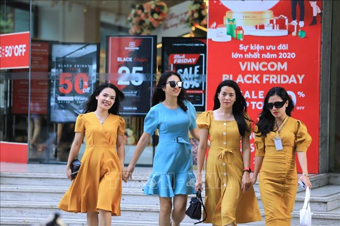 Trong ảnh: Ngày hội mua sắm Black Friday là dịp yêu thích của phái nữ. Ảnh: Thành Đạt - TTXVN