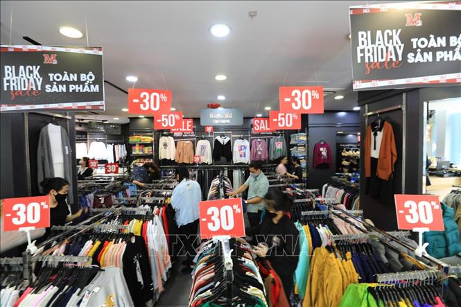 Trong ảnh: Thương hiệu thời trang Việt lớn như M2 vắng khách mua hàng trong dịp Black Friday năm nay. Ảnh: Thành Đạt - TTXVN