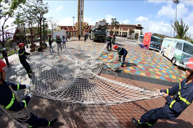 Trong ảnh: Lực lượng cứu hộ triển khai các phương án cứu nạn cứu hộ tại diễn tập. Ảnh: Trần Lê Lâm - TTXVN 