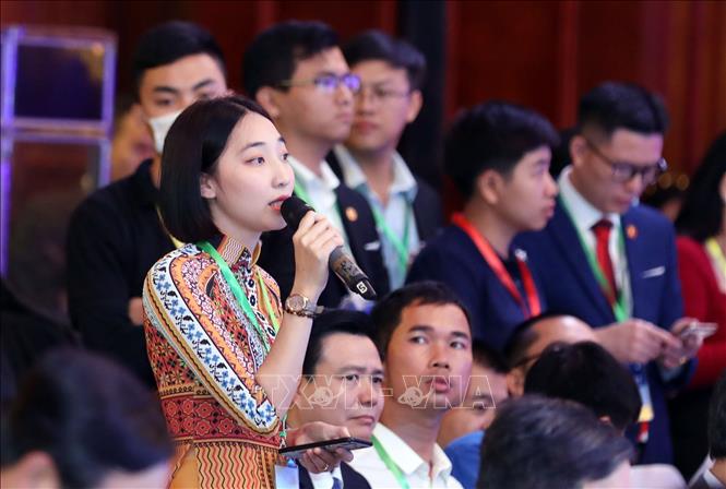 Trong ảnh: Các khách mời đặt câu hỏi với Thủ tướng Chính phủ Nguyễn Xuân Phúc và lãnh đạo các Bộ, ngành tại buổi lễ. Ảnh: Anh Tuấn – TTXVN