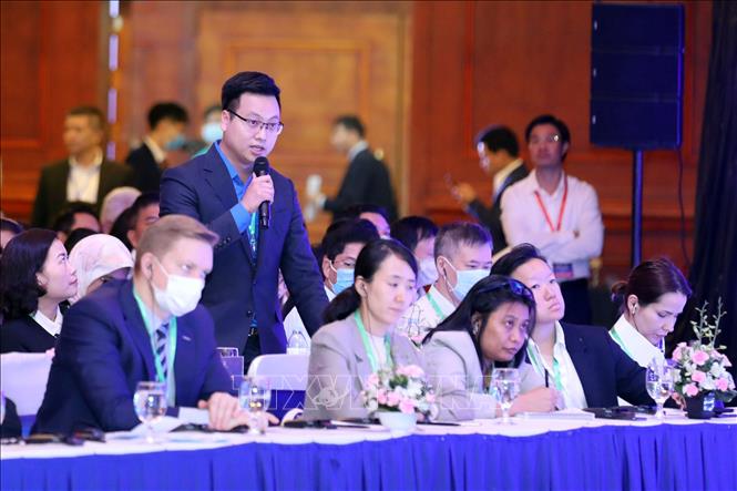 Trong ảnh: Các khách mời đặt câu hỏi với Thủ tướng Chính phủ Nguyễn Xuân Phúc và lãnh đạo các Bộ, ngành tại buổi lễ. Ảnh: Anh Tuấn – TTXVN