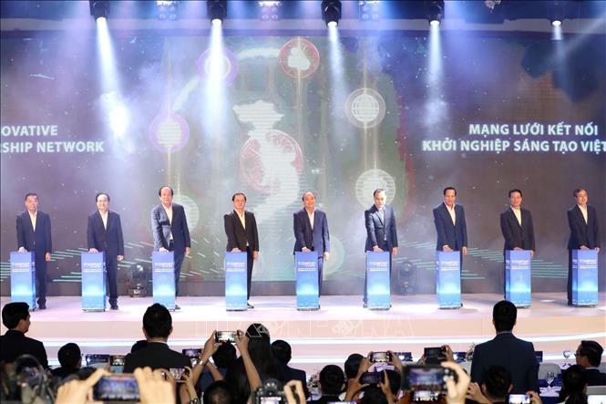 Trong ảnh: Thủ tướng Chính phủ Nguyễn Xuân Phúc và lãnh đạo các Bộ, ngành thực hiện nghi thức “Ra mắt mạng lưới kết nối khởi nghiệp sáng tạo Việt Nam”. Ảnh: Anh Tuấn – TTXVN