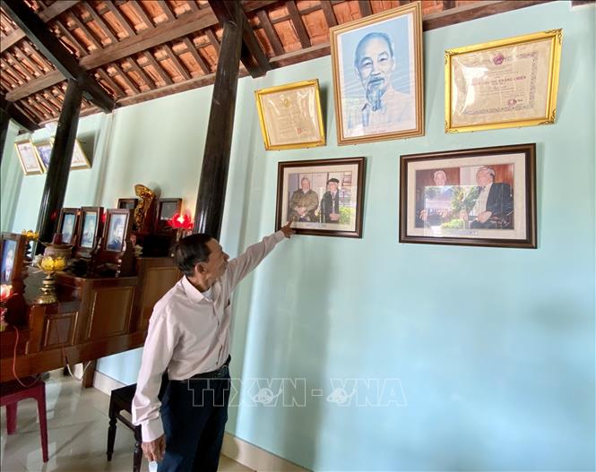 Ông Lê Văn Lân (trưởng tộc họ Lê, cháu Đại tướng Lê Đức Anh) kể về những kỷ niệm của Đại tướng Lê Đức Anh. Ảnh: Mai Trang - TTXVN