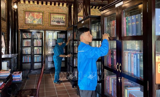 Người dân huyện Phú Lộc (Thừa Thiên - Huế) dọn dẹp Nhà văn hóa Đại tướng Lê Đức Anh chào mừng 100 năm Ngày sinh Đồng chí Lê Đức Anh. Ảnh: Mai Trang - TTXVN
