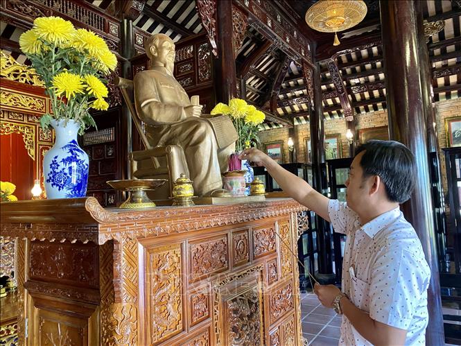 Thắp nén hương tưởng nhớ công ơn Đại tướng Lê Đức Anh. Ảnh: Mai Trang - TTXVN