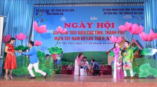 Tiết mục tự giới thiệu của một gia đình tham dự Ngày hội. Ảnh: Hữu Chí - TTXVN