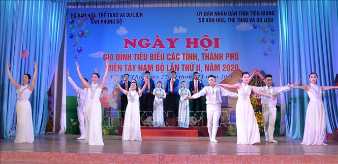 Tiết mục văn nghệ chào mừng Ngày hội. Ảnh: Hữu Chí - TTXVN