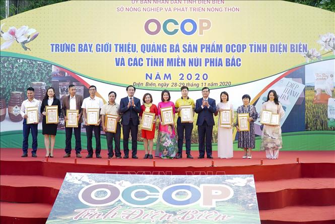 Trong ảnh: Trao bằng chứng nhận các sản phẩm OCOP đạt từ 3 sao trở lên của tỉnh Điện Biên năm 2019, năm 2020. Ảnh: Xuân Tư – TTXVN