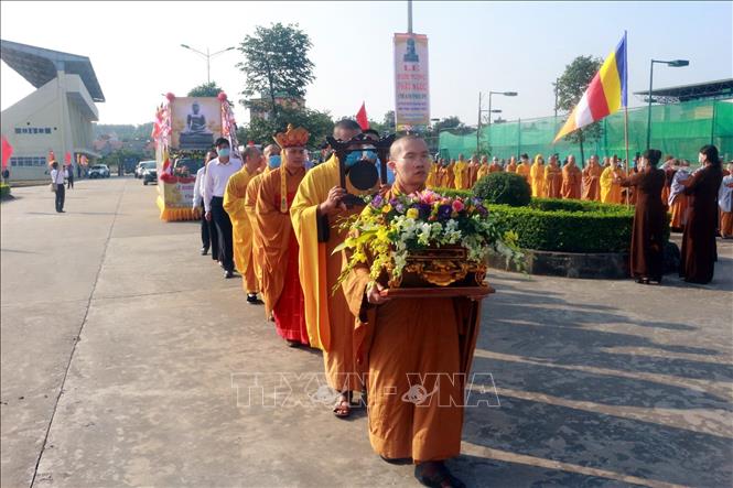 Đoàn rước Tượng phật ngọc về chùa Quỳnh Lâm. Ảnh: Đức Hiếu-TTXVN