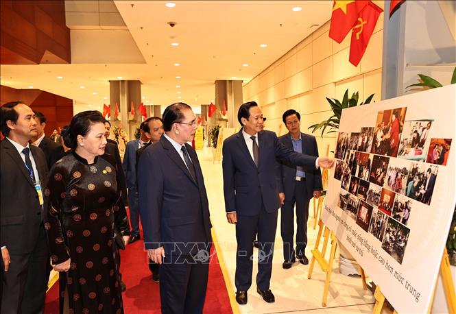 Trong ảnh: Chủ tịch Quốc hội Nguyễn Thị Kim Ngân và các đại biểu xem triển lãm ảnh. Ảnh: Trọng Đức - TTXVN