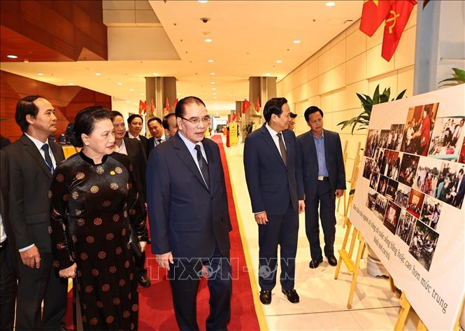 Trong ảnh: Chủ tịch Quốc hội Nguyễn Thị Kim Ngân và các đại biểu xem triển lãm ảnh. Ảnh: Trọng Đức - TTXVN