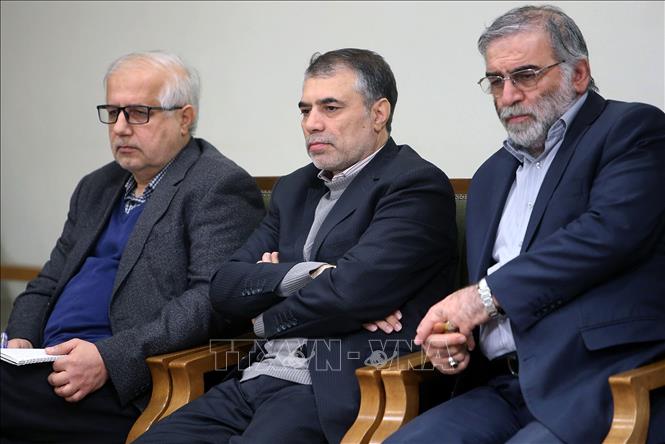 Trong ảnh (tư liệu): Nhà khoa học hạt nhân Iran Mohsen Fakhrizadeh (phải) dự một sự kiện ở Tehran ngày 23/1/2019. Ảnh: AFP/TTXVN