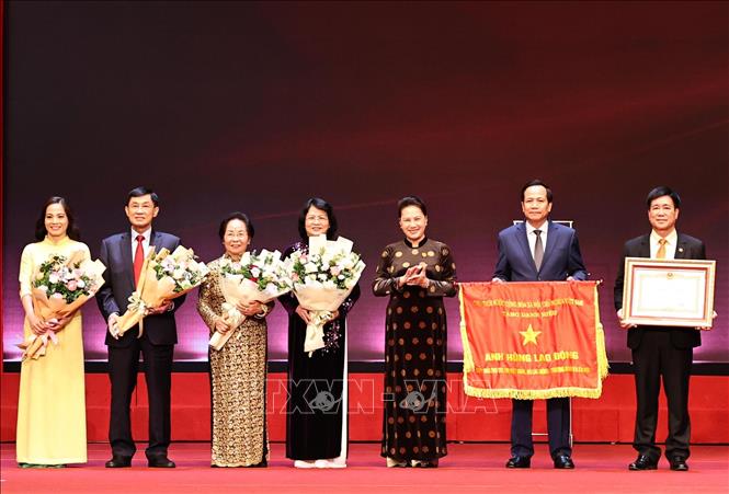 Trong ảnh: Chủ tịch Quốc hội Nguyễn Thị Kim Ngân trao danh hiệu Anh hùng Lao động thời kỳ đổi mới cho Quỹ Bảo trợ trẻ em Việt Nam. Ảnh: Trọng Đức - TTXVN