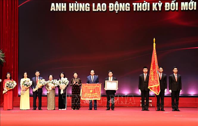 Trong ảnh: Chủ tịch Quốc hội Nguyễn Thị Kim Ngân trao danh hiệu Anh hùng Lao động thời kỳ đổi mới cho Quỹ Bảo trợ trẻ em Việt Nam. Ảnh: Trọng Đức - TTXVN