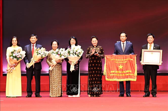 Trong ảnh: Chủ tịch Quốc hội Nguyễn Thị Kim Ngân trao danh hiệu Anh hùng Lao động thời kỳ đổi mới cho Quỹ Bảo trợ trẻ em Việt Nam. Ảnh: Trọng Đức - TTXVN