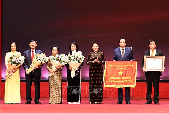 Trong ảnh: Chủ tịch Quốc hội Nguyễn Thị Kim Ngân trao danh hiệu Anh hùng Lao động thời kỳ đổi mới cho Quỹ Bảo trợ trẻ em Việt Nam. Ảnh: Trọng Đức - TTXVN