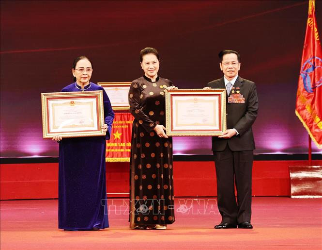 Trong ảnh: Chủ tịch Quốc hội Nguyễn Thị Kim Ngân trao Danh hiệu Anh hùng Lao động cho ông Lê Văn Kiểm và bà Trần thị Cẩm Nhung. Ảnh: Trọng Đức - TTXVN