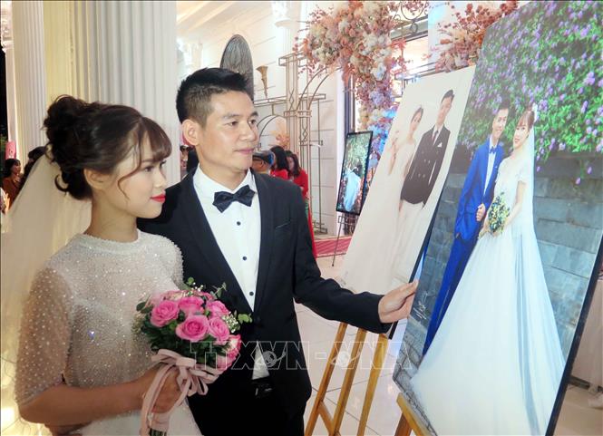 Một trong 19 cặp đôi tham gia Lễ cưới tập thể do Liên đoàn Lao động tỉnh Thái Nguyên tổ chức. Ảnh: Thu Hằng-TTXVN