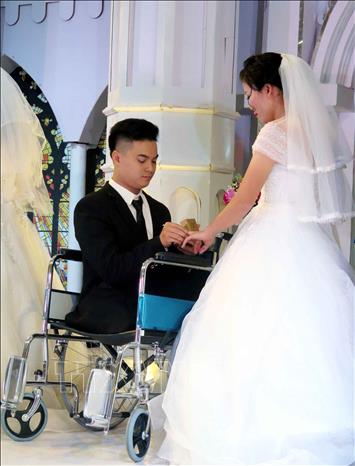 Các cặp đôi thực hiện nghi lễ trao nhẫn cưới tại Lễ cưới tập thể. Ảnh: Thu Hằng-TTXVN