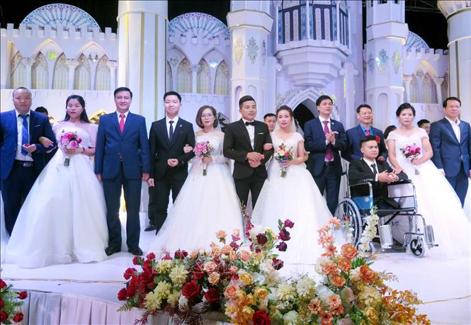 Lãnh đạo Tổng Liên đoàn Lao động Việt Nam và lãnh đạo tỉnh Thái Nguyên chúc mừng các cặp đôi. Ảnh: Thu Hằng-TTXVN