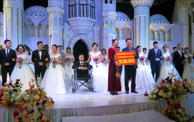Nhiều nhà tài trợ đã trao quà chú mừng các cặp đôi tại Lễ cưới. Ảnh: Thu Hằng-TTXVN