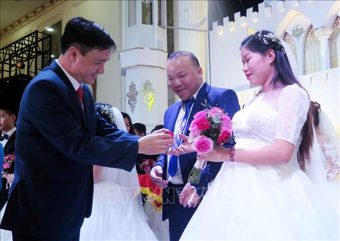 Đại diện lãnh đạo tỉnh Thái Nguyên trao quà cho các cặp đôi. Ảnh: Thu Hằng-TTXVN